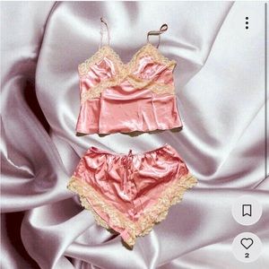 Pink satin pajama set! 🩷🌸🌷👛💖